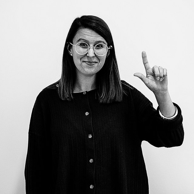 Interprète en langue des signes, Lynn Bidaine écrit L.A.N.D