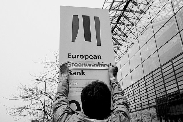 Une manifestation de Greenpeace devant la Banque européenne d’investissement en novembre 2021