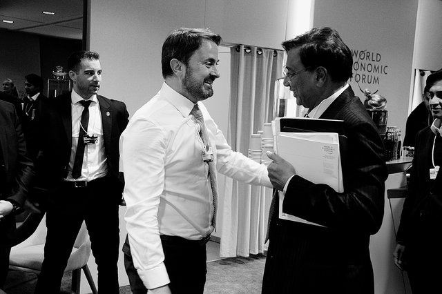 Xavier Bettel rencontre Lakshmi Mittal au Forum de Davos en 2020. Ils s’y retrouveront en 2022 pour discuter de la réforme du m