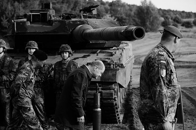 Der deutsche Kanzler Olaf Scholz vor einem Leopard 2- Panzer der Bundeswehr bei einer Übung in Norddeutschland im Oktober