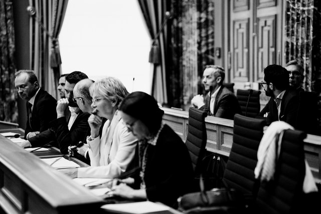 Die Regierungsbank mit CSV-Finanzminister Gilles Roth (links)