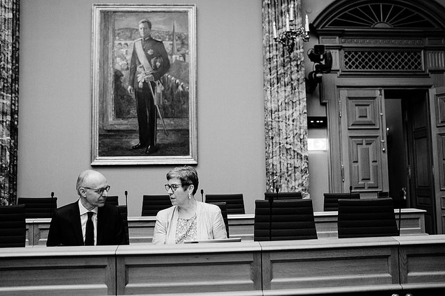 Sozialministerin und Premier vor Beginn der Sitzung