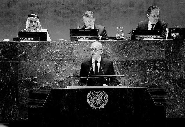 Luc Frieden à la tribune des Nations unies lundi. Une photo et un sujet en une du Wort mercredi