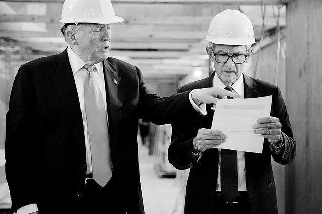 Donald Trump et Jerome Powell, le 24 juillet sur  le chantier de rénovation de  la Fed à Washington