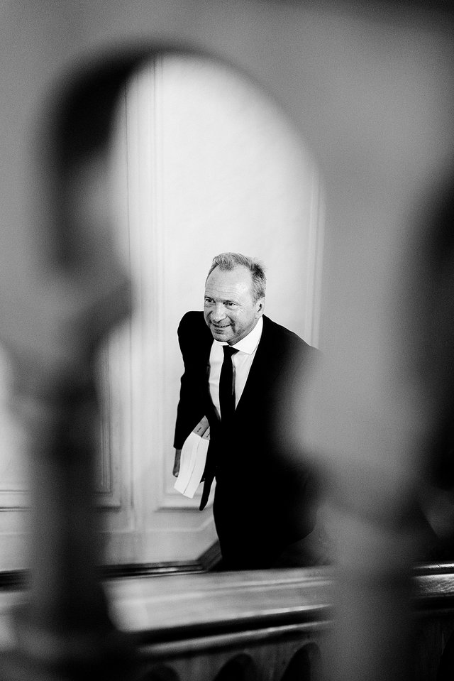 Der Finanzminister unterwegs ins Kammerplenum