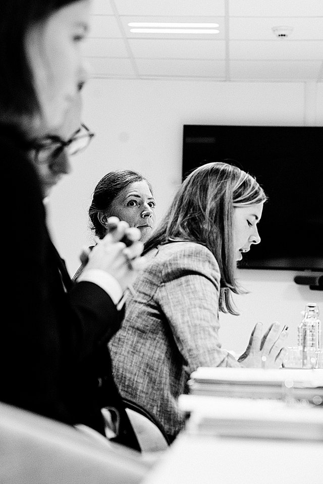 La ministre déléguée aux Médias, Elisabeth Margue (CSV), et la haute fonctionnaire, Anne-Catherine Ries, ce mardi lors d’une con